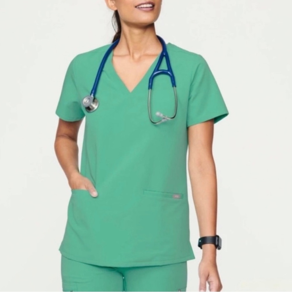 FIGS Casma 3-pocket Scrub Top in SURGICAL GREEN!!